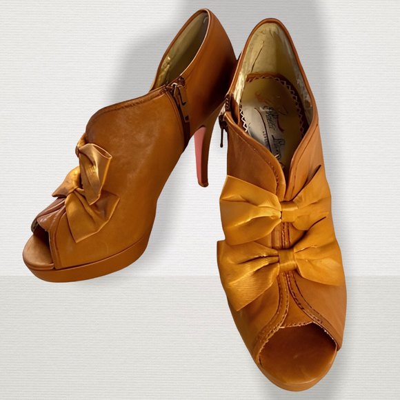 Poetic Licence London Heels size 6.5 US, 4.5" heel Brown/Tan with two bows - Picture 2 of 12